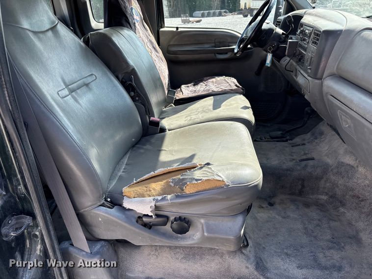 image for item FC1674 2003 Ford F350 Super Duty XL Ext. Cab pickup truck cab and chassis