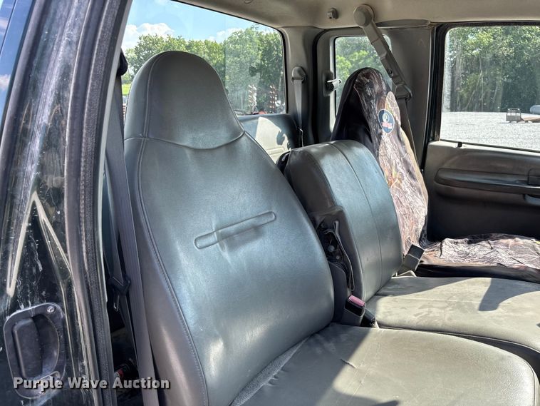 image for item FC1674 2003 Ford F350 Super Duty XL Ext. Cab pickup truck cab and chassis