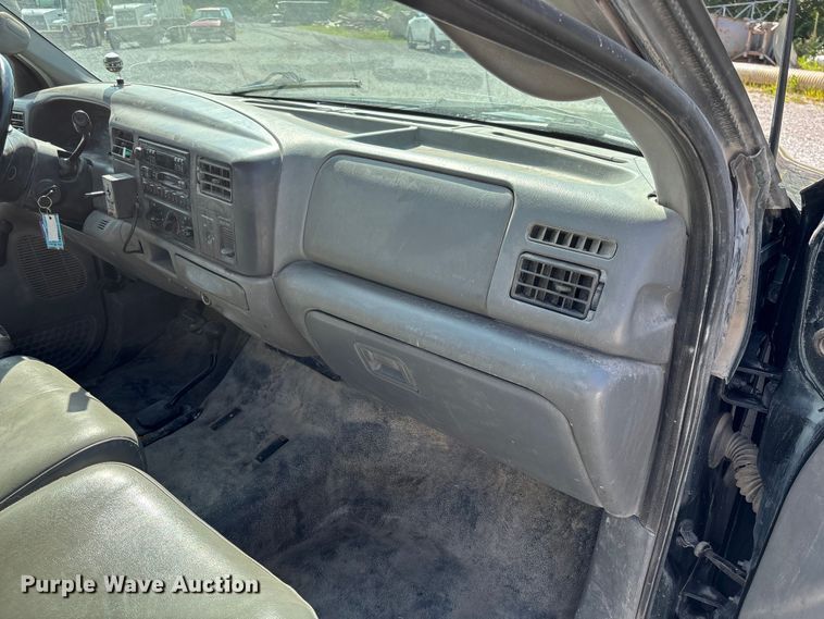 image for item FC1674 2003 Ford F350 Super Duty XL Ext. Cab pickup truck cab and chassis