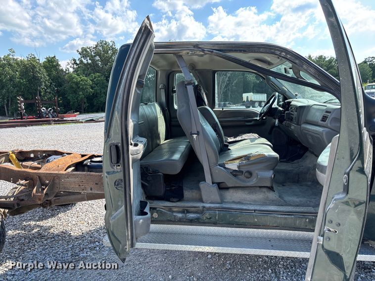 image for item FC1674 2003 Ford F350 Super Duty XL Ext. Cab pickup truck cab and chassis