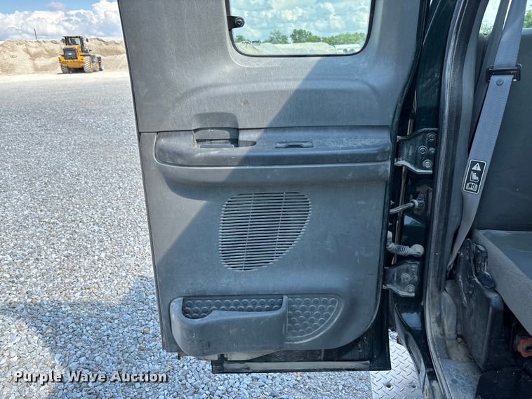image for item FC1674 2003 Ford F350 Super Duty XL Ext. Cab pickup truck cab and chassis