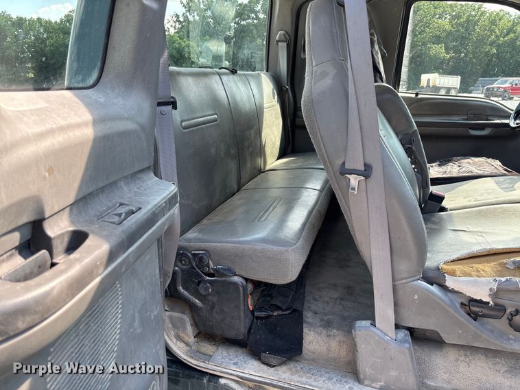 image for item FC1674 2003 Ford F350 Super Duty XL Ext. Cab pickup truck cab and chassis