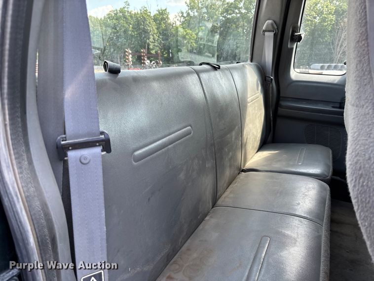 image for item FC1674 2003 Ford F350 Super Duty XL Ext. Cab pickup truck cab and chassis