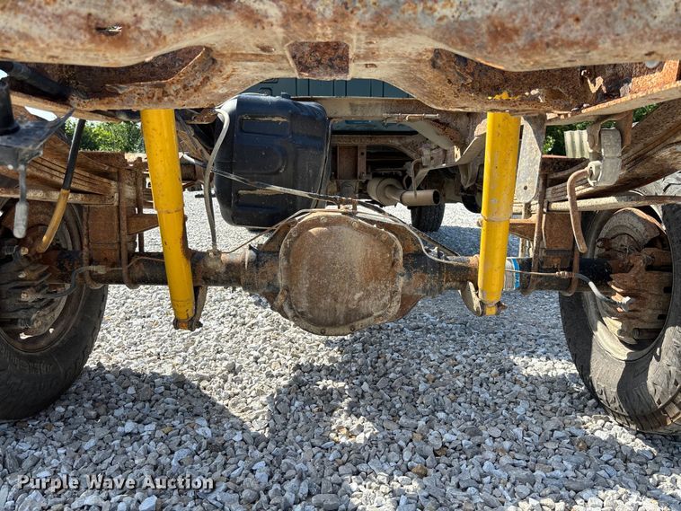 image for item FC1674 2003 Ford F350 Super Duty XL Ext. Cab pickup truck cab and chassis