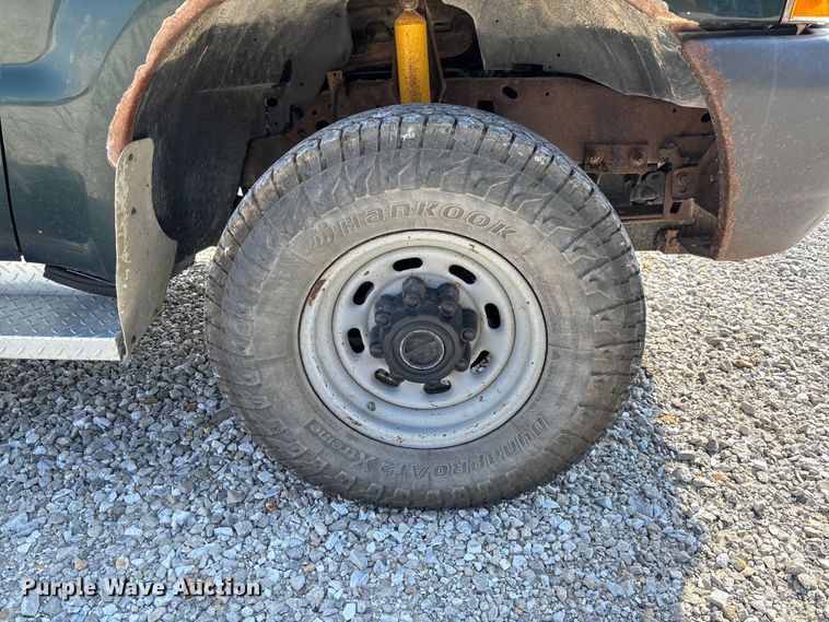 image for item FC1674 2003 Ford F350 Super Duty XL Ext. Cab pickup truck cab and chassis