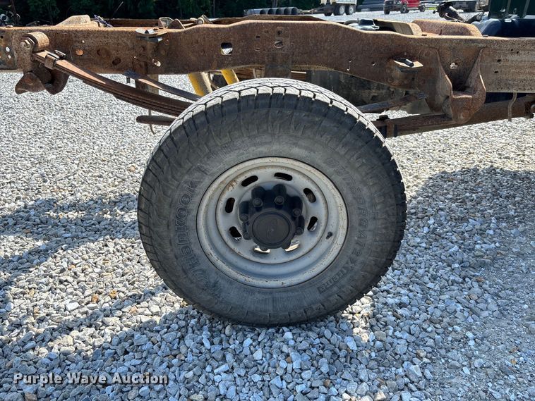 image for item FC1674 2003 Ford F350 Super Duty XL Ext. Cab pickup truck cab and chassis