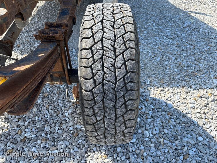 image for item FC1674 2003 Ford F350 Super Duty XL Ext. Cab pickup truck cab and chassis