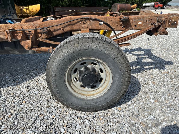 image for item FC1674 2003 Ford F350 Super Duty XL Ext. Cab pickup truck cab and chassis