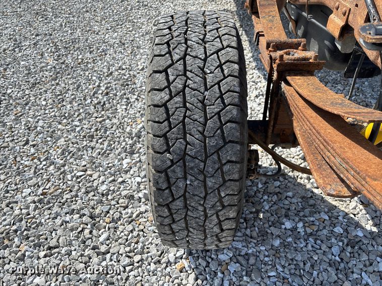 image for item FC1674 2003 Ford F350 Super Duty XL Ext. Cab pickup truck cab and chassis