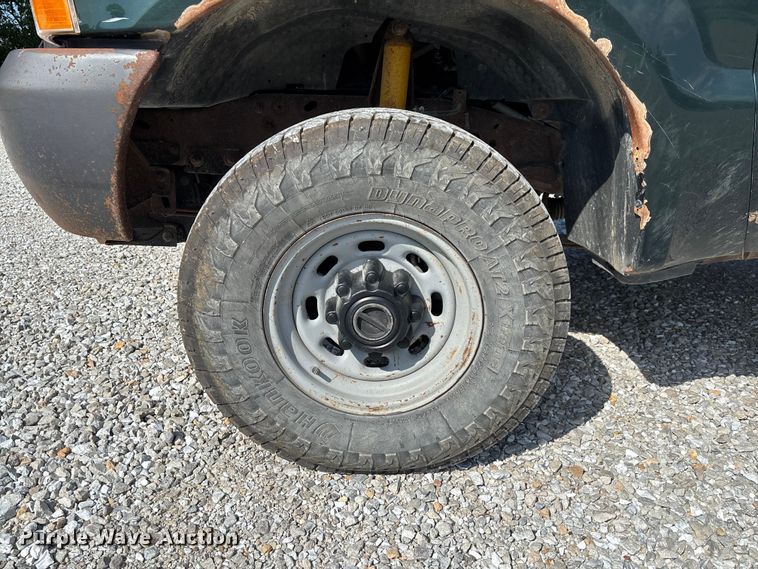 image for item FC1674 2003 Ford F350 Super Duty XL Ext. Cab pickup truck cab and chassis