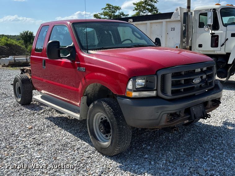 image for item FC1675 2003 Ford F250 Super Duty XL Ext. Cab pickup truck cab and chassis