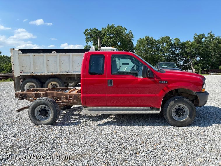 image for item FC1675 2003 Ford F250 Super Duty XL Ext. Cab pickup truck cab and chassis