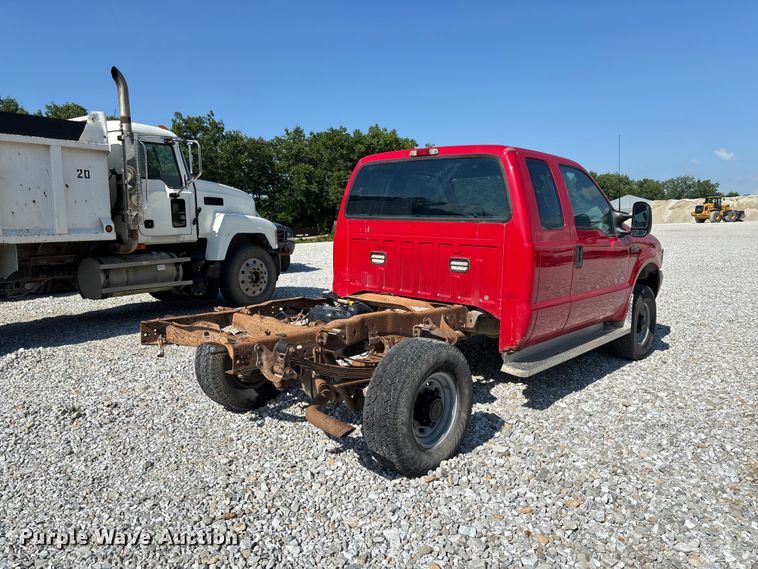 image for item FC1675 2003 Ford F250 Super Duty XL Ext. Cab pickup truck cab and chassis