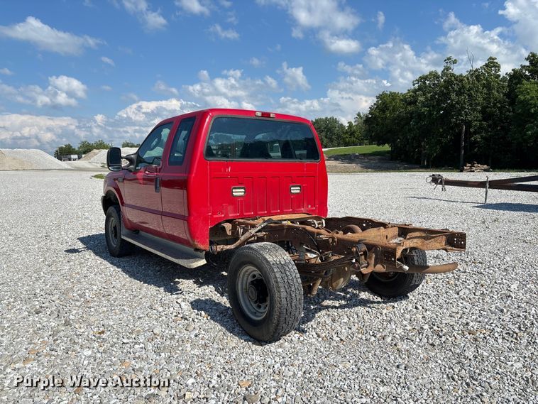 image for item FC1675 2003 Ford F250 Super Duty XL Ext. Cab pickup truck cab and chassis