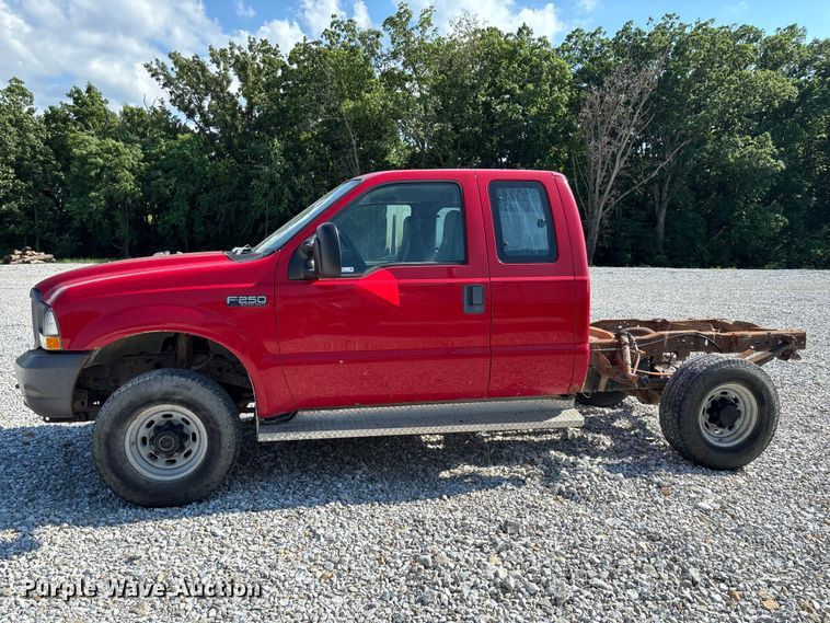 image for item FC1675 2003 Ford F250 Super Duty XL Ext. Cab pickup truck cab and chassis