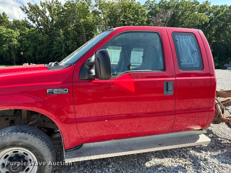 image for item FC1675 2003 Ford F250 Super Duty XL Ext. Cab pickup truck cab and chassis
