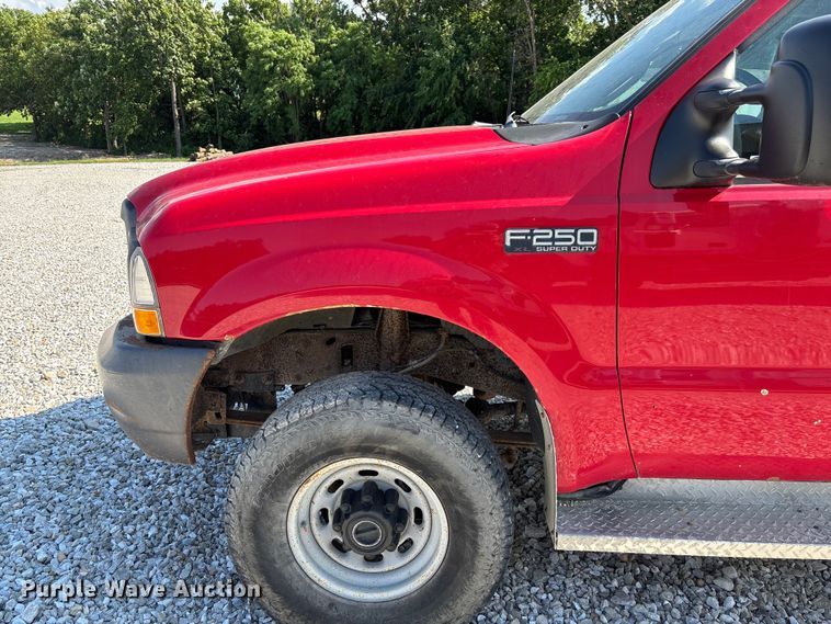 image for item FC1675 2003 Ford F250 Super Duty XL Ext. Cab pickup truck cab and chassis