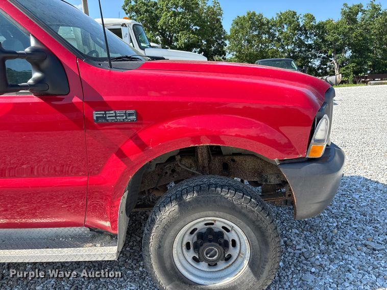 image for item FC1675 2003 Ford F250 Super Duty XL Ext. Cab pickup truck cab and chassis