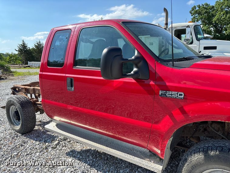 image for item FC1675 2003 Ford F250 Super Duty XL Ext. Cab pickup truck cab and chassis