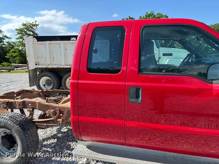 image for item FC1675 2003 Ford F250 Super Duty XL Ext. Cab pickup truck cab and chassis