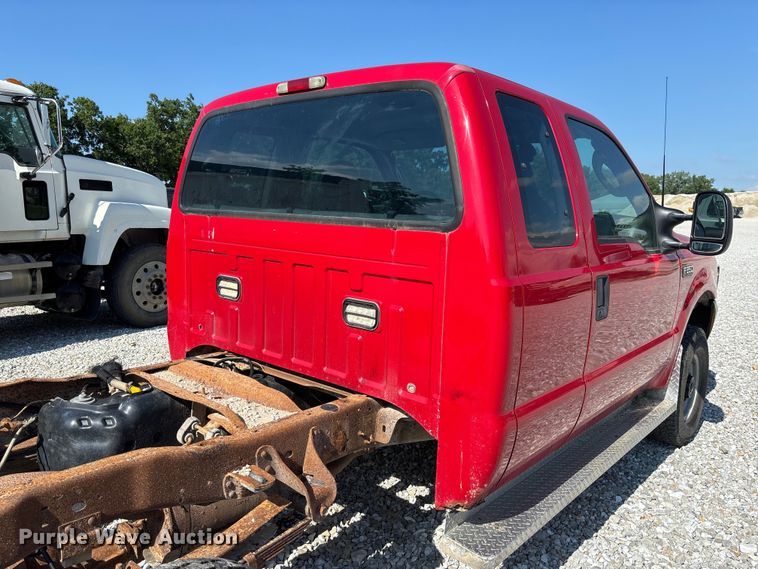 image for item FC1675 2003 Ford F250 Super Duty XL Ext. Cab pickup truck cab and chassis