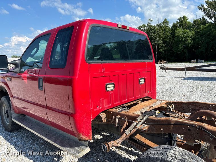 image for item FC1675 2003 Ford F250 Super Duty XL Ext. Cab pickup truck cab and chassis
