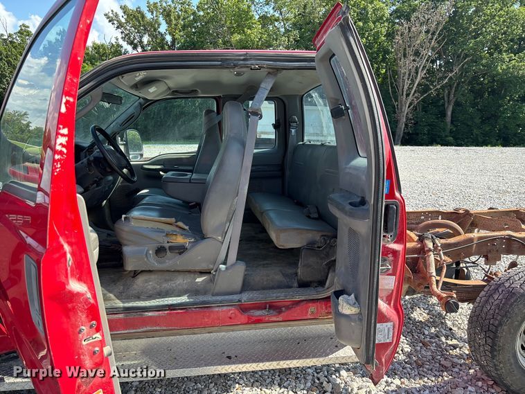 image for item FC1675 2003 Ford F250 Super Duty XL Ext. Cab pickup truck cab and chassis