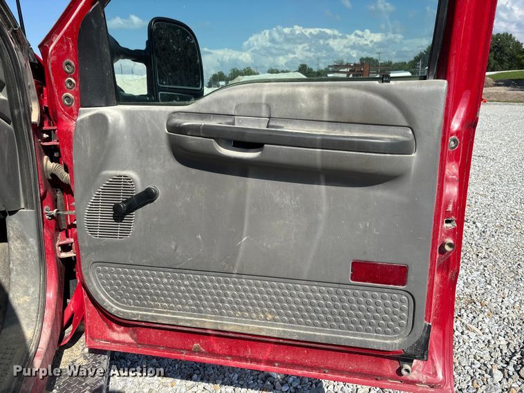 image for item FC1675 2003 Ford F250 Super Duty XL Ext. Cab pickup truck cab and chassis