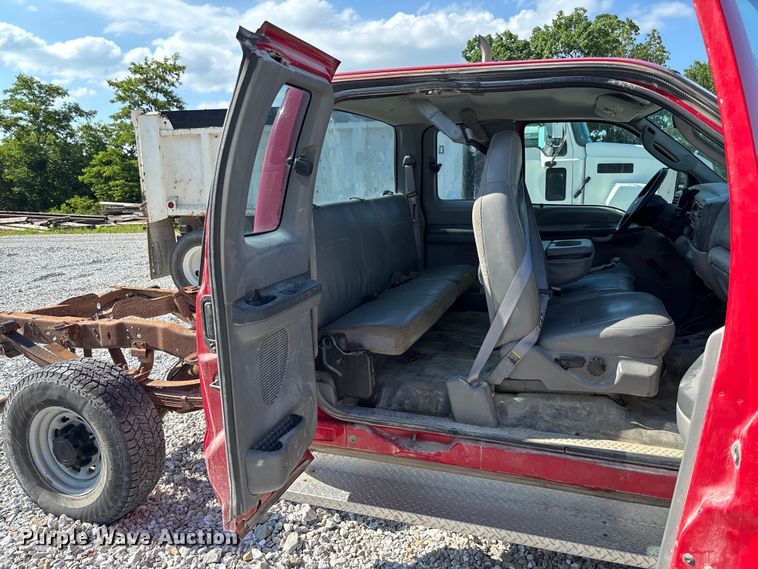 image for item FC1675 2003 Ford F250 Super Duty XL Ext. Cab pickup truck cab and chassis