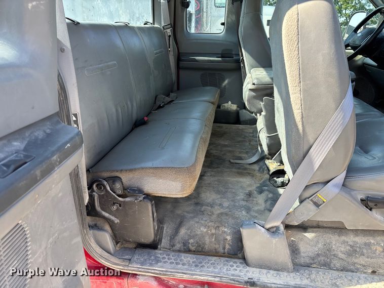 image for item FC1675 2003 Ford F250 Super Duty XL Ext. Cab pickup truck cab and chassis