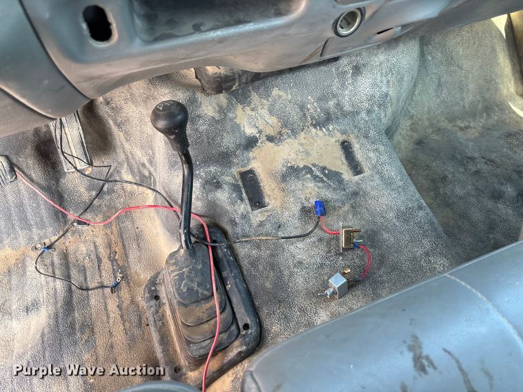 image for item FC1675 2003 Ford F250 Super Duty XL Ext. Cab pickup truck cab and chassis
