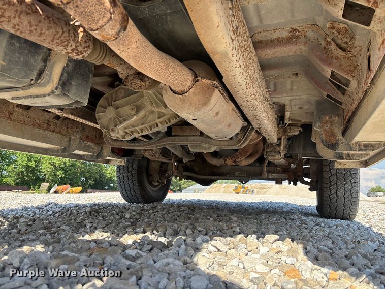 image for item FC1675 2003 Ford F250 Super Duty XL Ext. Cab pickup truck cab and chassis
