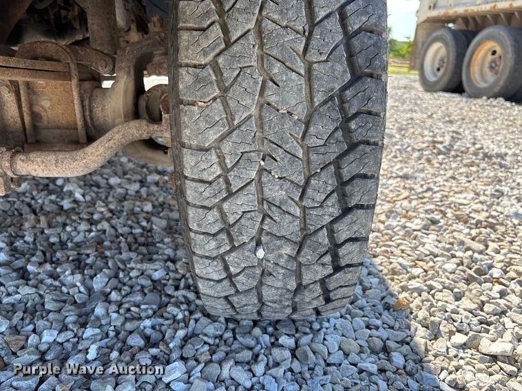 image for item FC1675 2003 Ford F250 Super Duty XL Ext. Cab pickup truck cab and chassis