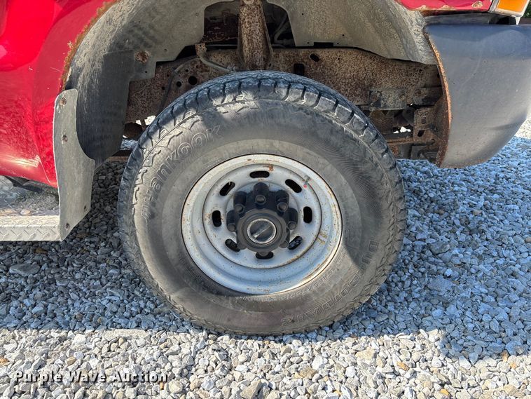 image for item FC1675 2003 Ford F250 Super Duty XL Ext. Cab pickup truck cab and chassis