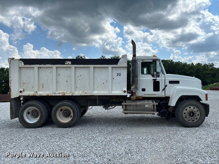 image for item FC1676 2007 Mack CHN613 dump truck