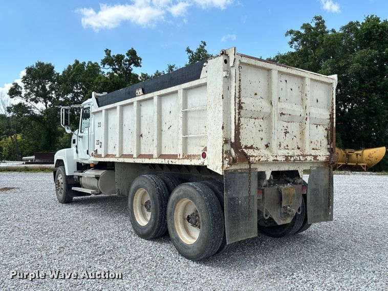 image for item FC1676 2007 Mack CHN613 dump truck