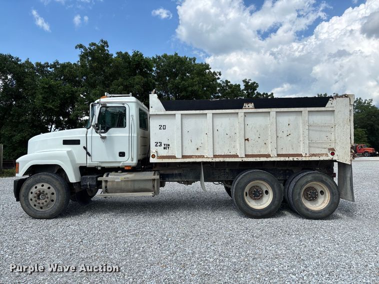 image for item FC1676 2007 Mack CHN613 dump truck