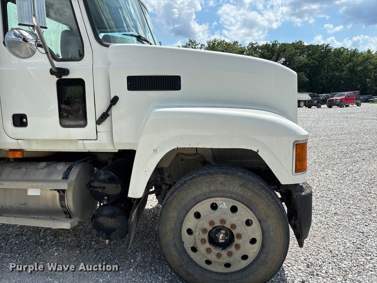 image for item FC1676 2007 Mack CHN613 dump truck