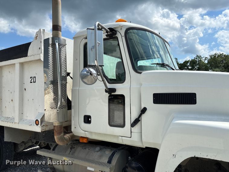 image for item FC1676 2007 Mack CHN613 dump truck