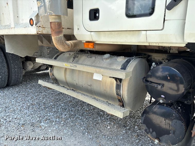 image for item FC1676 2007 Mack CHN613 dump truck