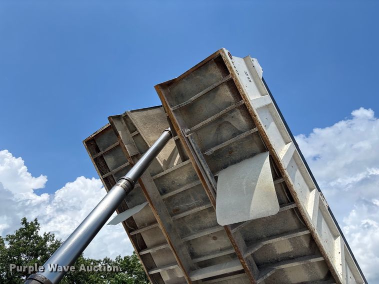 image for item FC1676 2007 Mack CHN613 dump truck