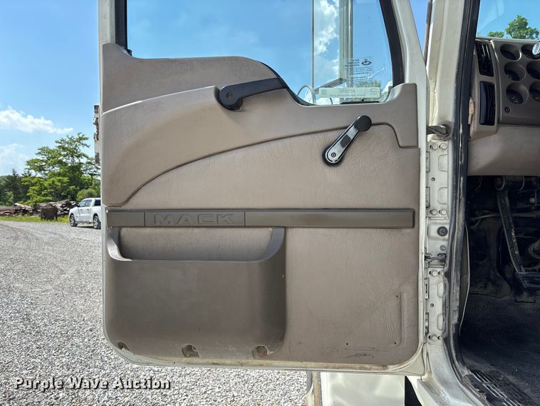 image for item FC1676 2007 Mack CHN613 dump truck