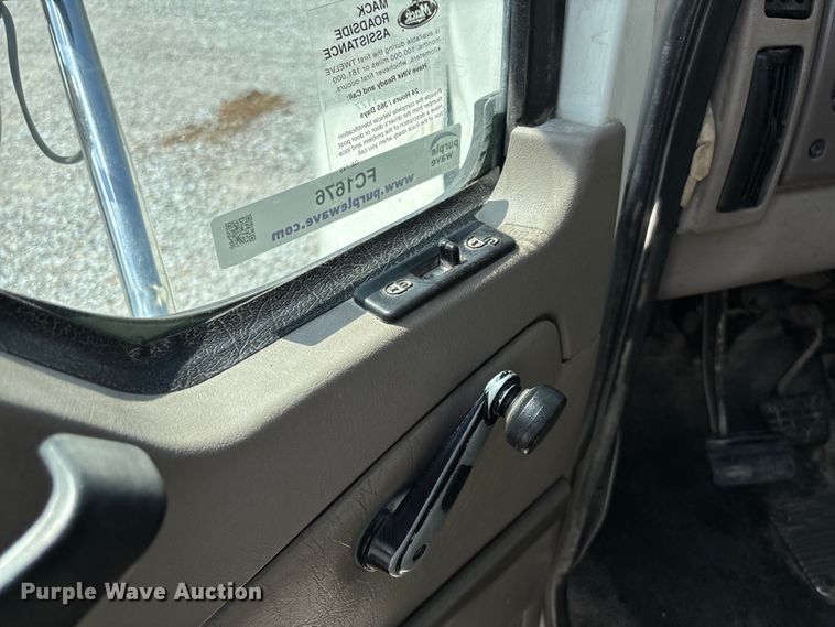 image for item FC1676 2007 Mack CHN613 dump truck