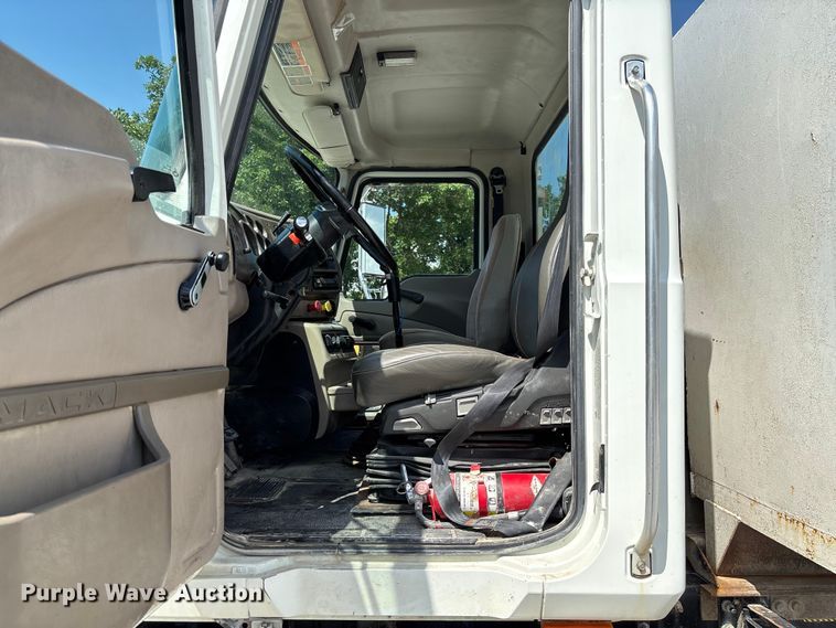 image for item FC1676 2007 Mack CHN613 dump truck