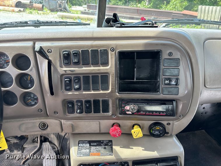 image for item FC1676 2007 Mack CHN613 dump truck