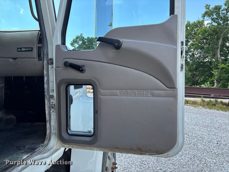 image for item FC1676 2007 Mack CHN613 dump truck