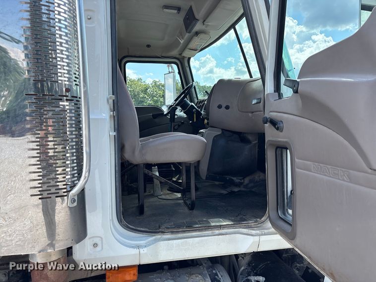 image for item FC1676 2007 Mack CHN613 dump truck