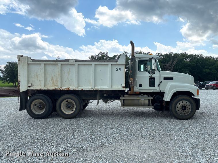 image for item FC1677 2007 Mack CHN613 dump truck