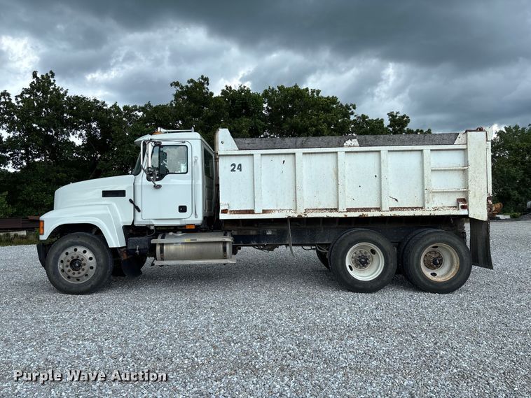 image for item FC1677 2007 Mack CHN613 dump truck