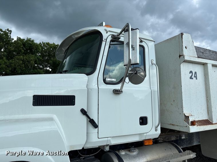 image for item FC1677 2007 Mack CHN613 dump truck